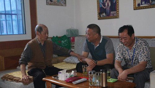 慰問靳啟明.JPG